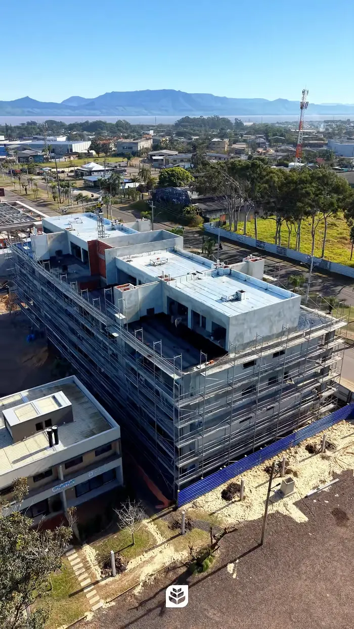 Torre residencial em fase de acabamento de fachada