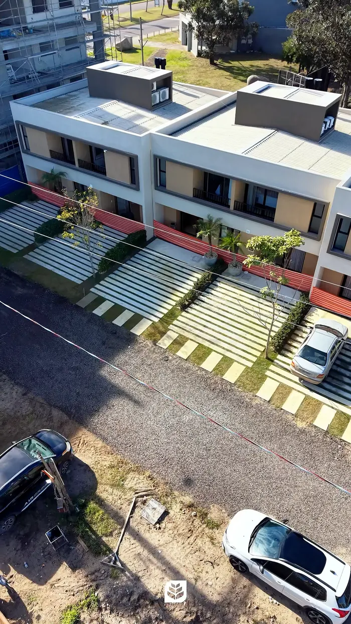 Casas com pavimentação e paisagismo já executados