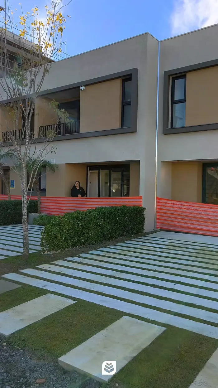 Fachada de casa concluída, com paisagismo